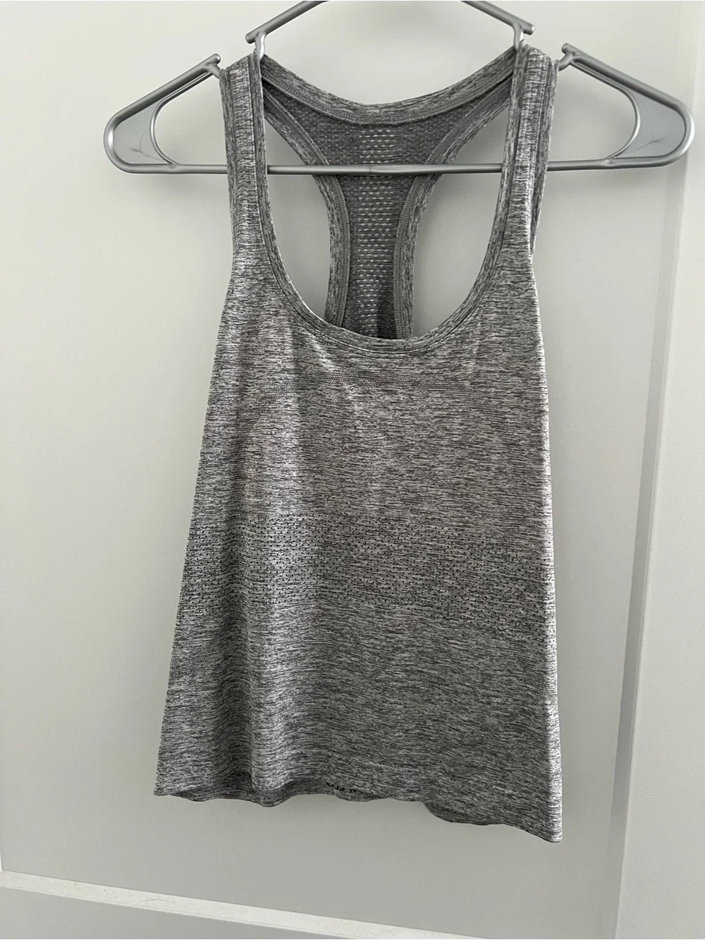 EUC lululemon swiftly tech waist length tank size 8 heathered grey
